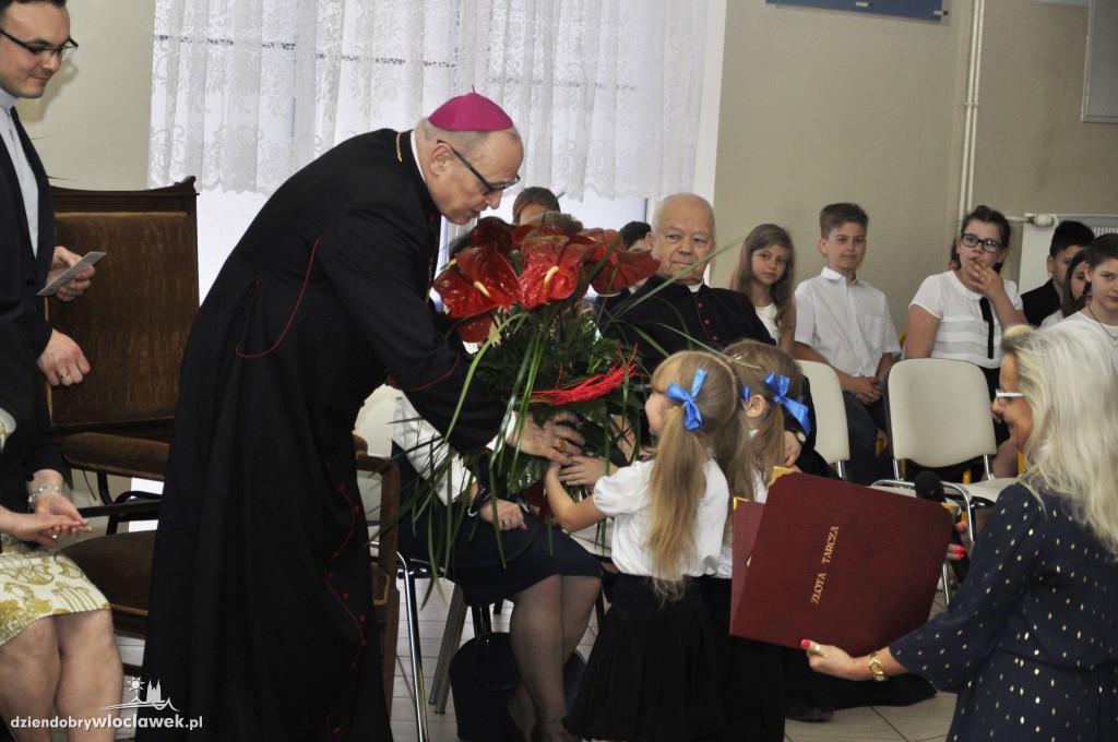 Biskup Mering na uroczystości w SP 23