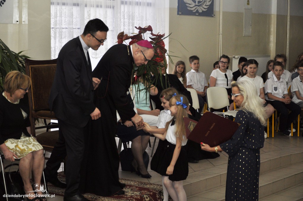 Biskup Mering na uroczystości w SP 23