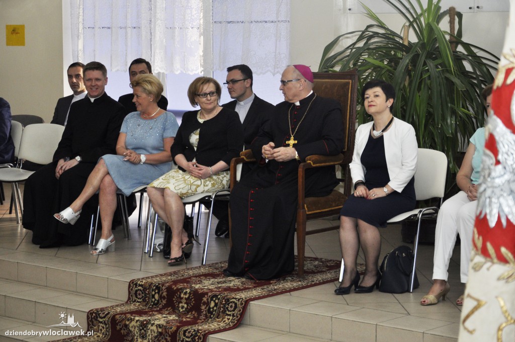 Biskup Mering na uroczystości w SP 23