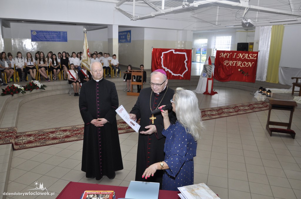 Biskup Mering na uroczystości w SP 23
