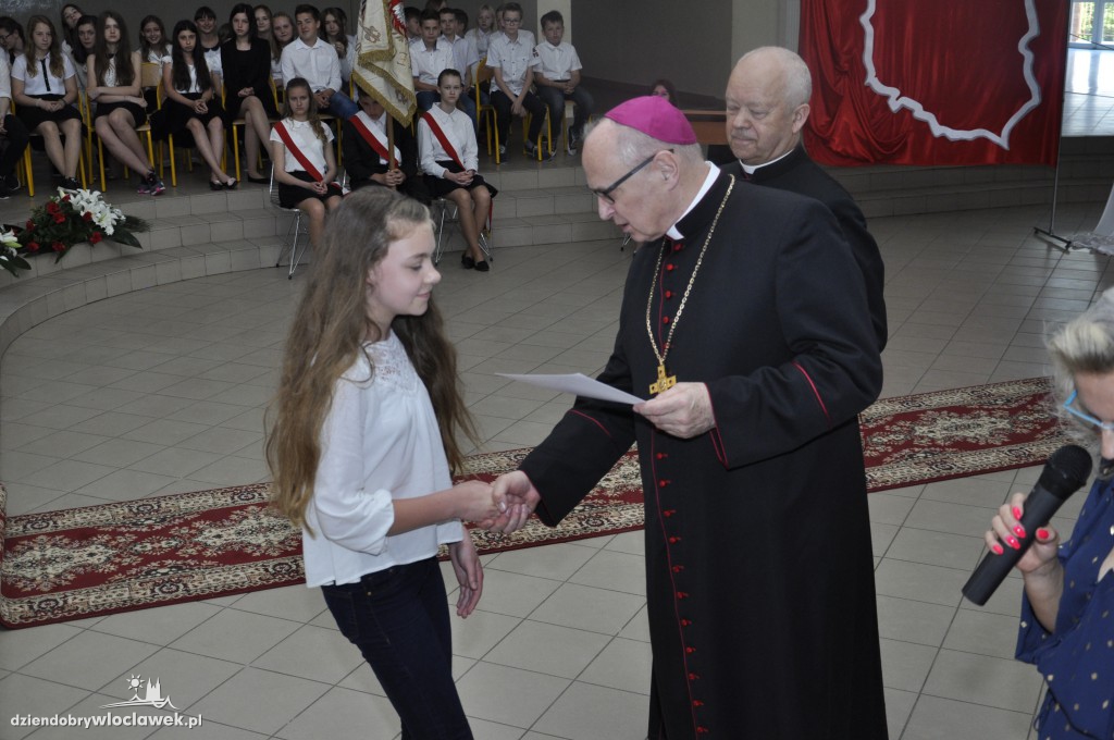 Biskup Mering na uroczystości w SP 23