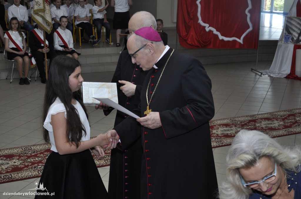 Biskup Mering na uroczystości w SP 23
