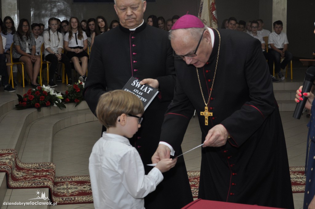 Biskup Mering na uroczystości w SP 23