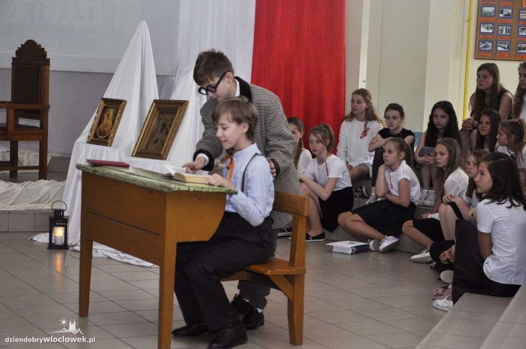 Biskup Mering na uroczystości w SP 23