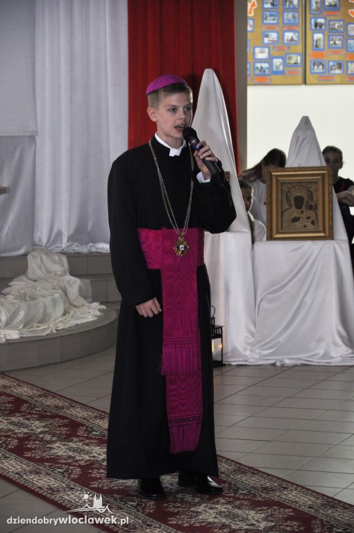 Biskup Mering na uroczystości w SP 23