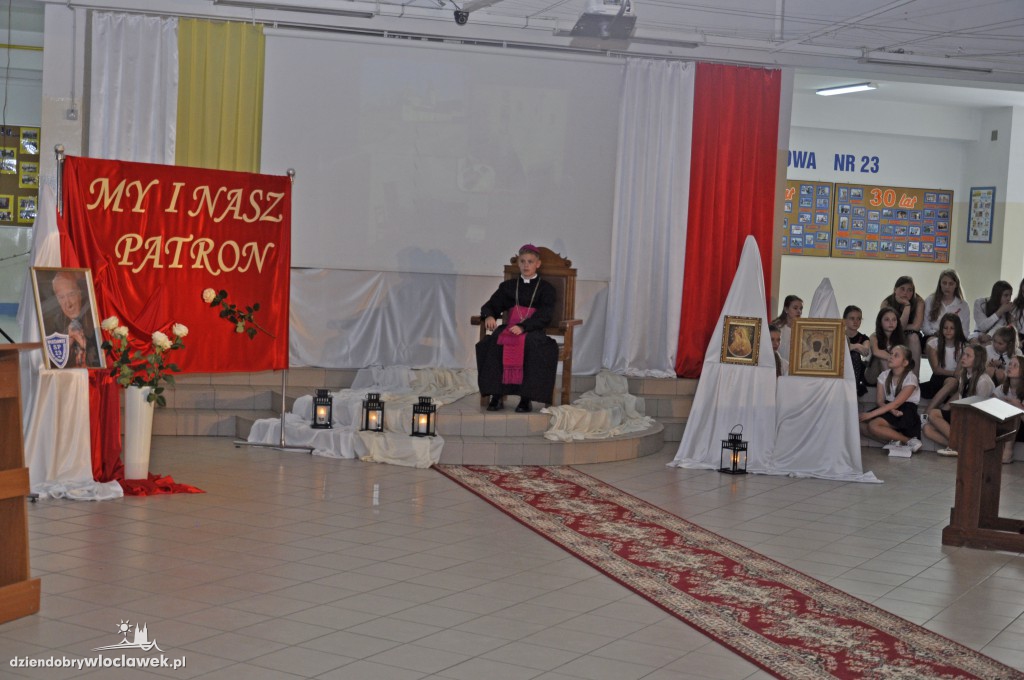 Biskup Mering na uroczystości w SP 23