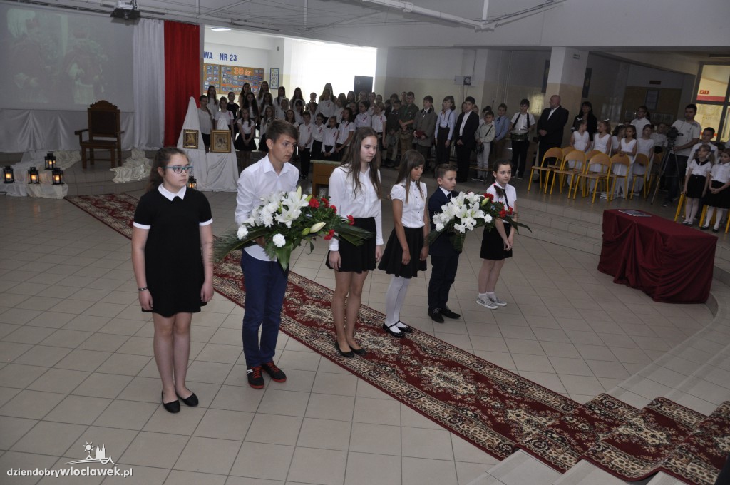 Biskup Mering na uroczystości w SP 23