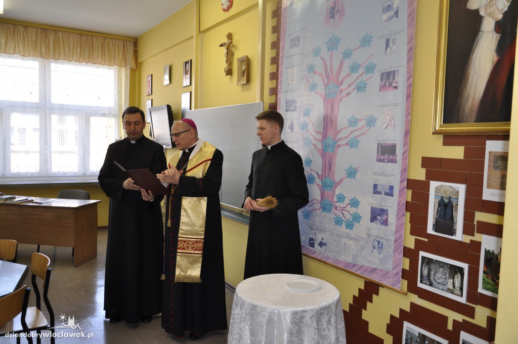 Biskup Mering na uroczystości w SP 23
