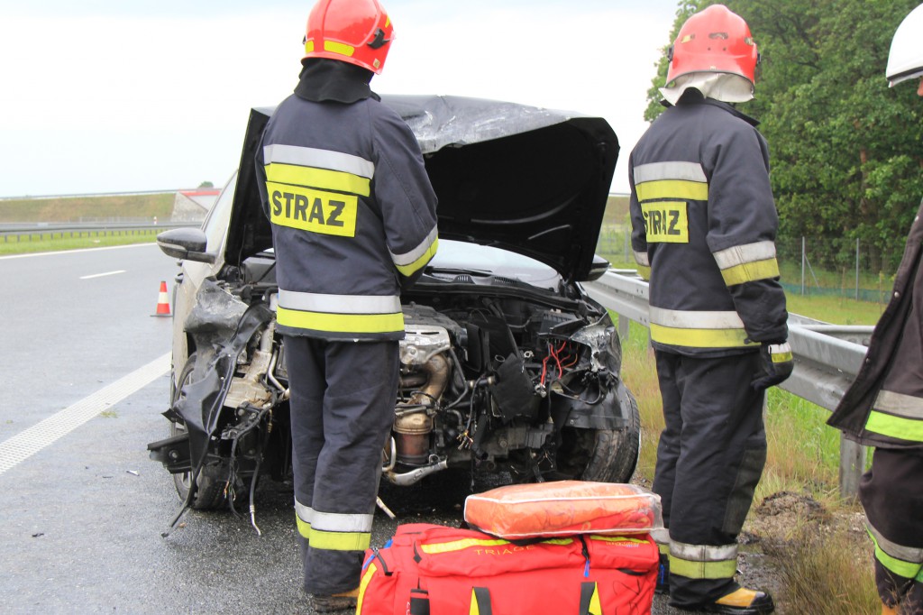 Wpadł w poślizg miażdżąc barierki