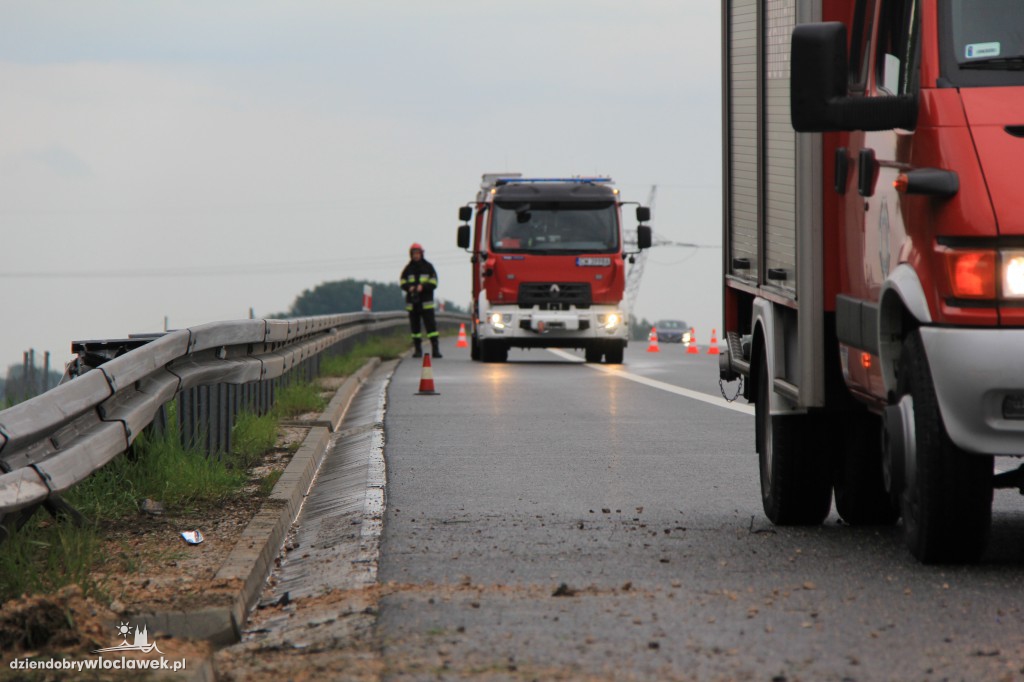 Wpadł w poślizg miażdżąc barierki