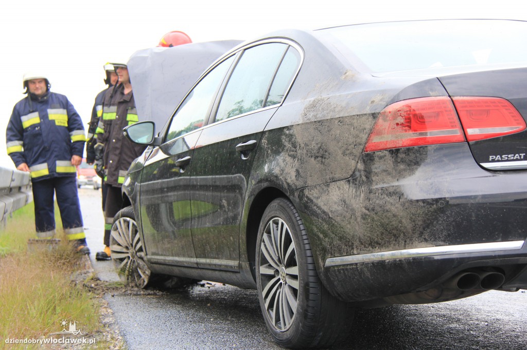 Wpadł w poślizg miażdżąc barierki