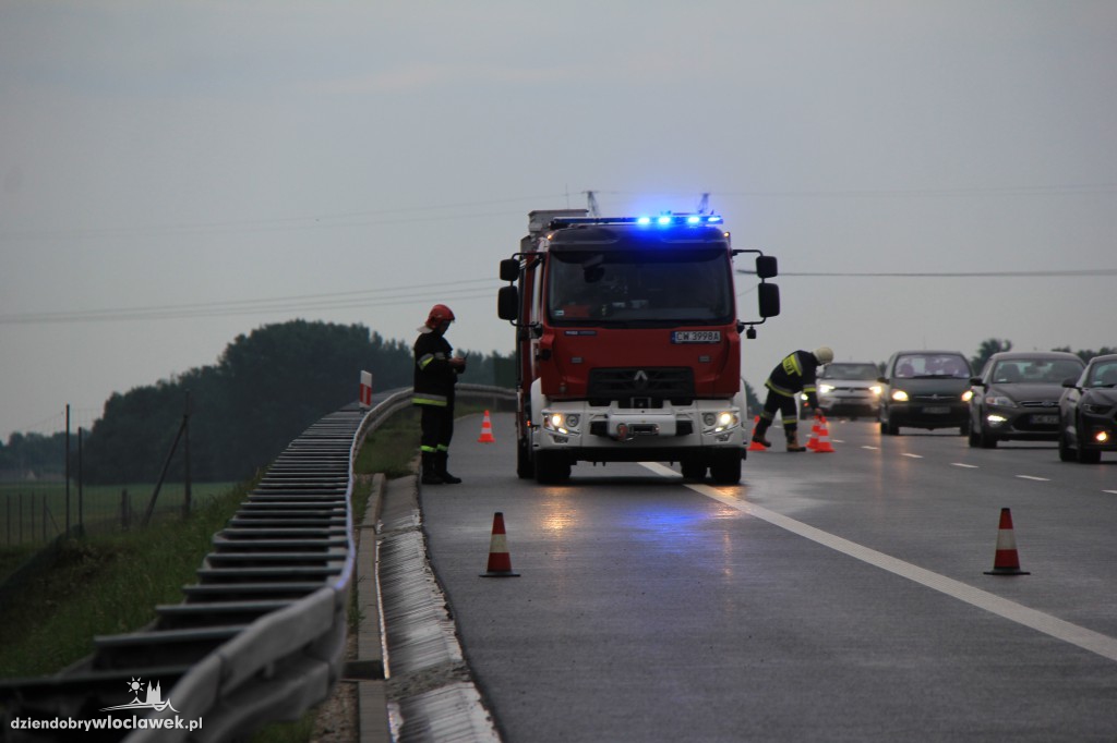 Wpadł w poślizg miażdżąc barierki