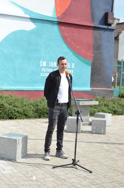 Mural na bulwarach odsłonięty