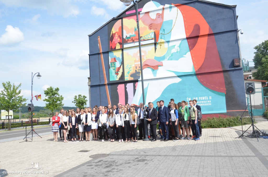 Mural na bulwarach odsłonięty