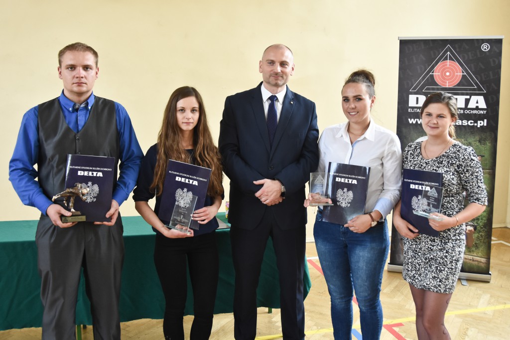 Rozdanie dyplomów w szkole Delta