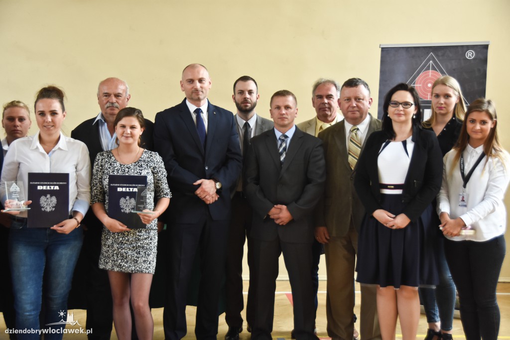 Rozdanie dyplomów w szkole Delta