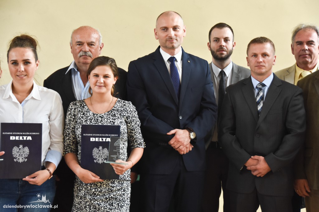 Rozdanie dyplomów w szkole Delta