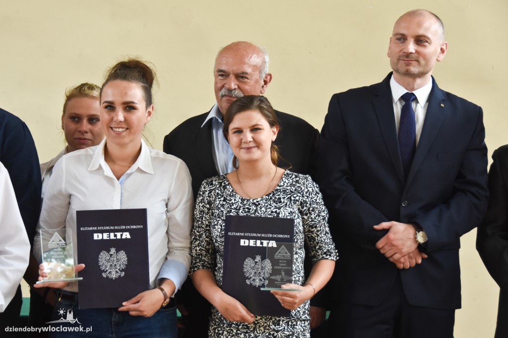 Rozdanie dyplomów w szkole Delta