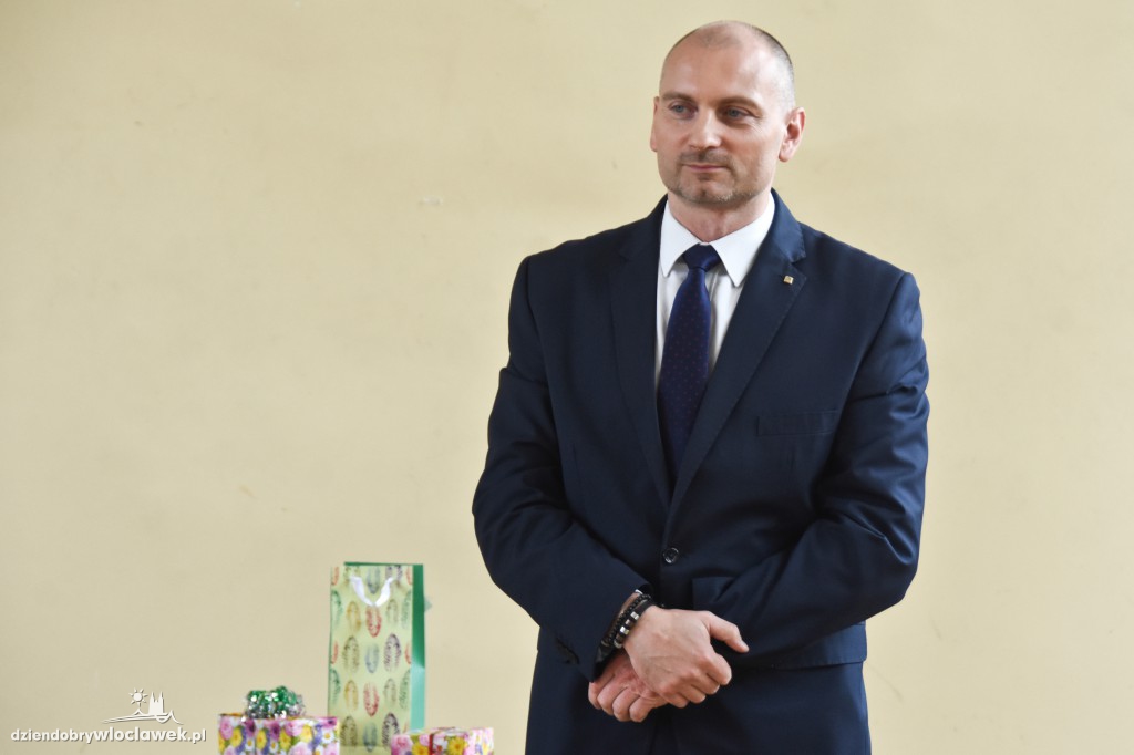 Rozdanie dyplomów w szkole Delta