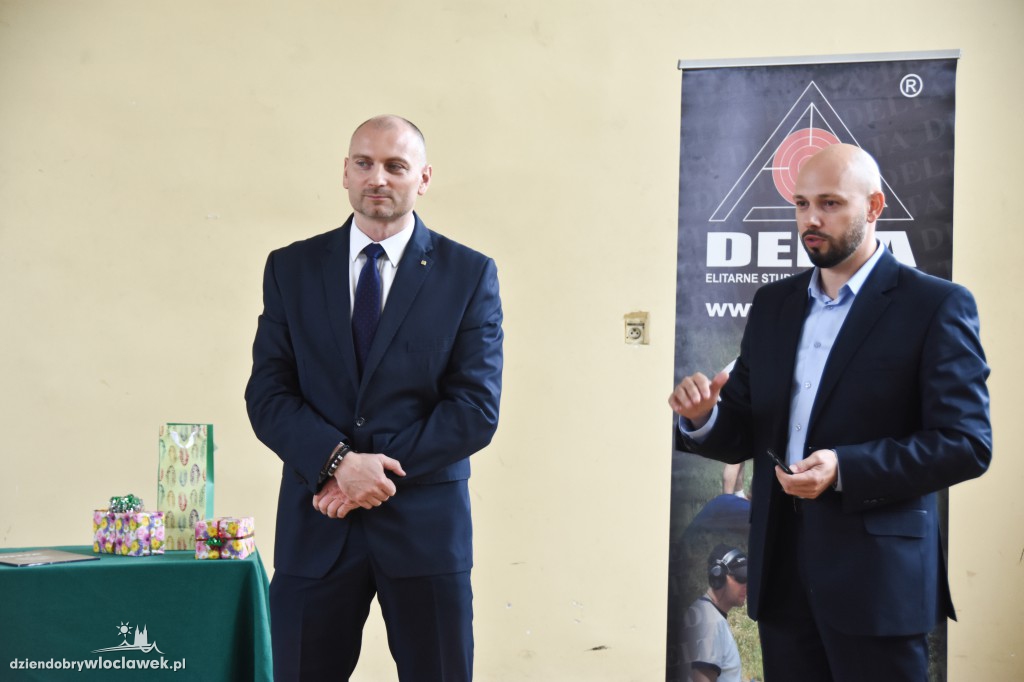 Rozdanie dyplomów w szkole Delta