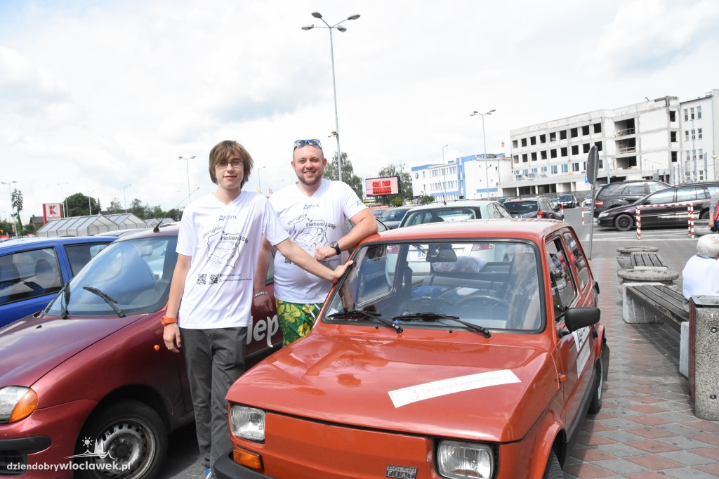 Jadą dookoła Polski Fiatem 126 p