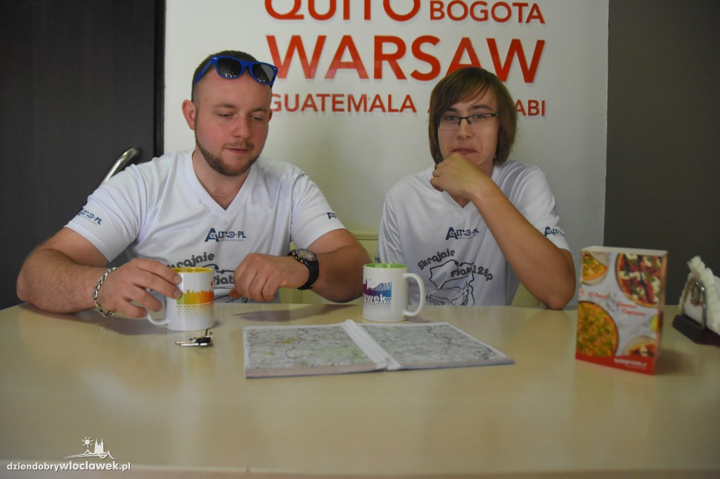 Jadą dookoła Polski Fiatem 126 p