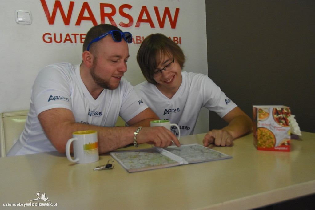 Jadą dookoła Polski Fiatem 126 p
