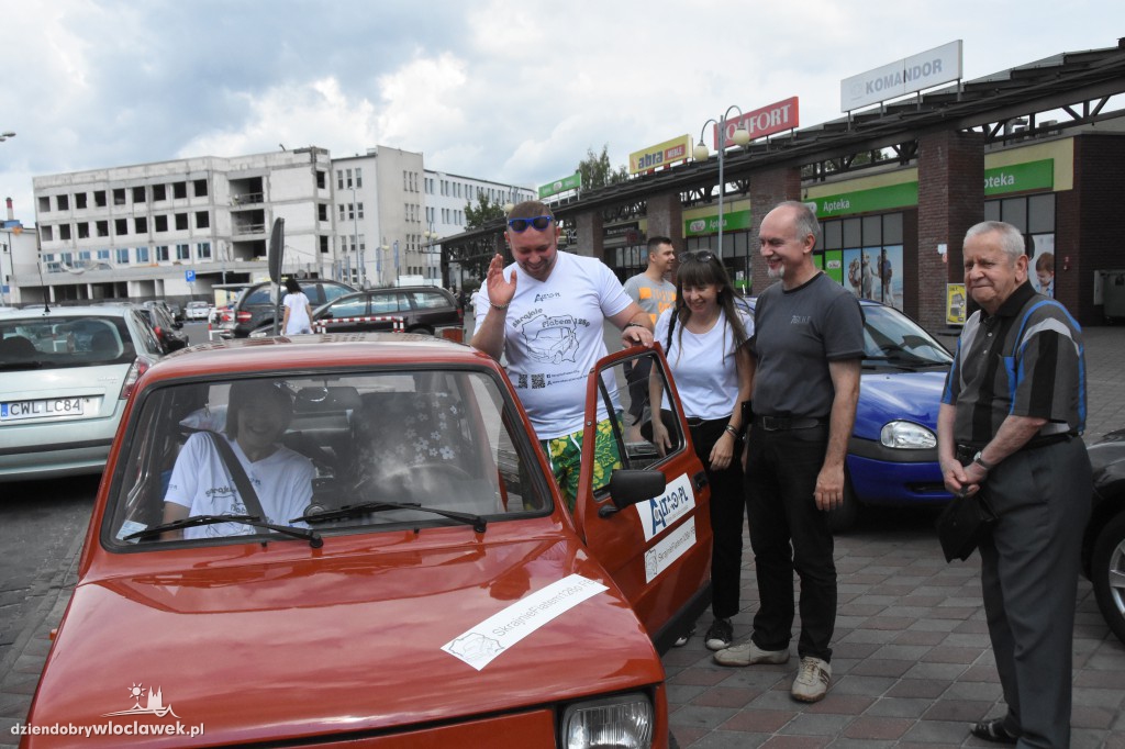 Jadą dookoła Polski Fiatem 126 p