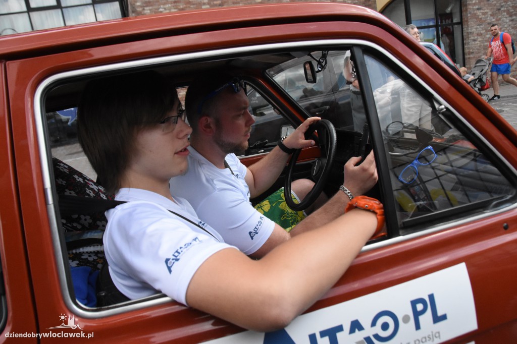 Jadą dookoła Polski Fiatem 126 p