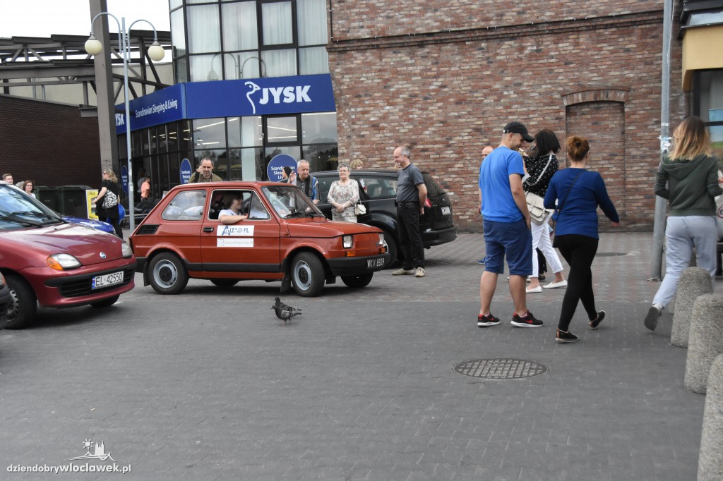 Jadą dookoła Polski Fiatem 126 p