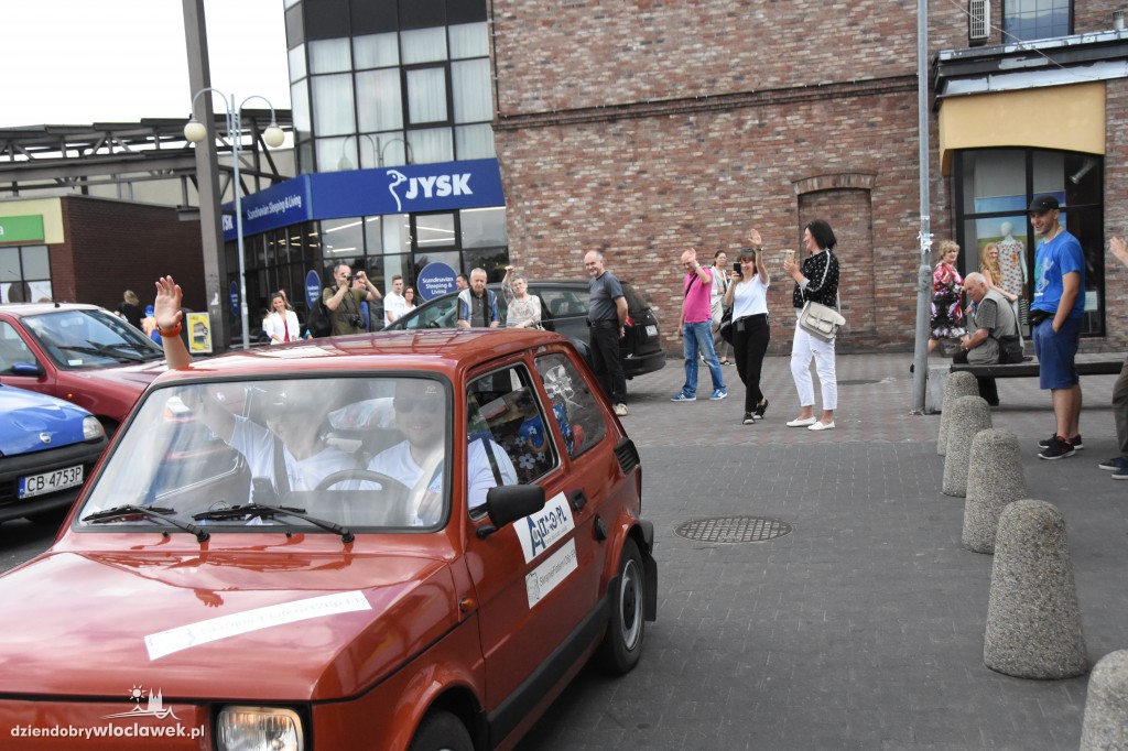 Jadą dookoła Polski Fiatem 126 p