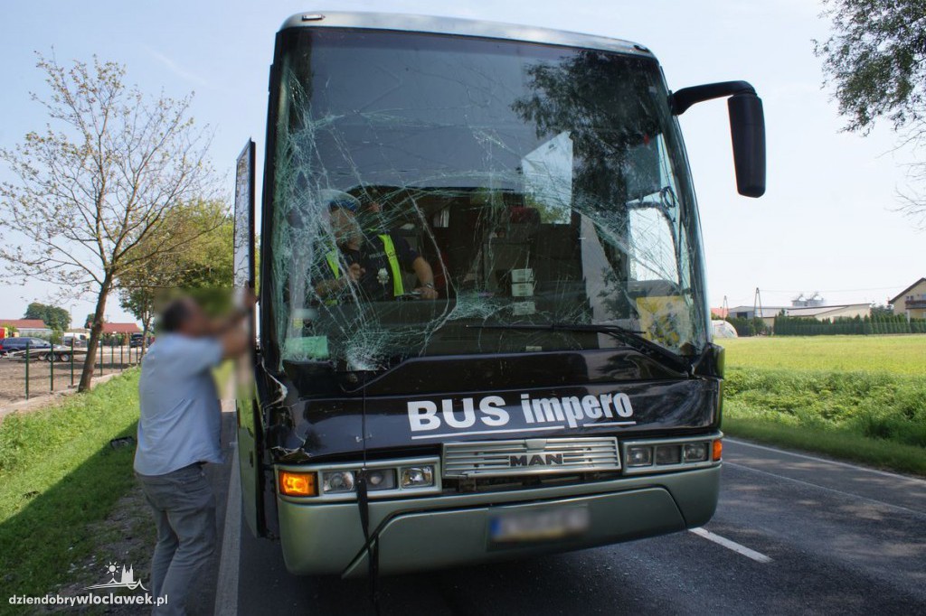 Autokar z dziećmi uderzył  w tira