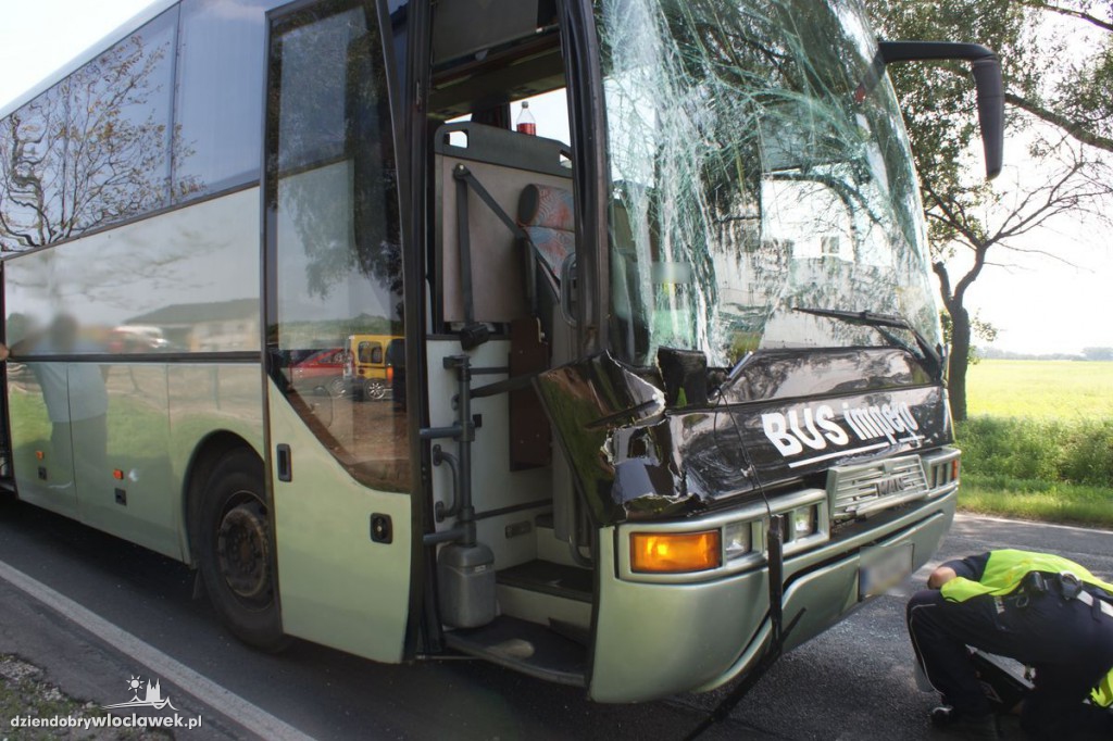 Autokar z dziećmi uderzył  w tira