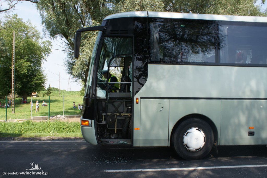 Autokar z dziećmi uderzył  w tira