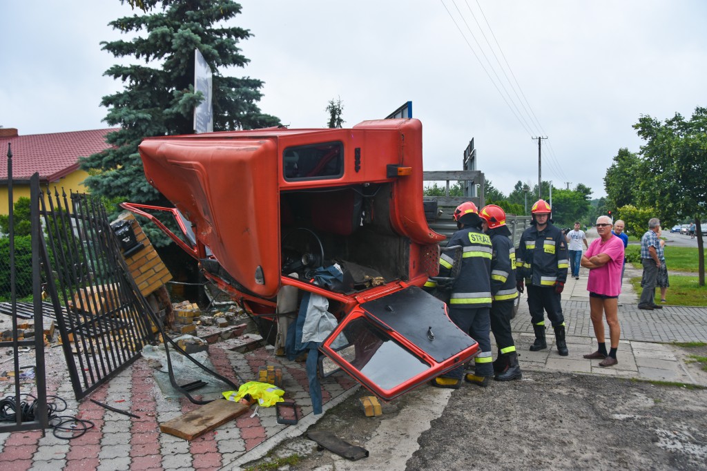Auto ciężarowe wjechało w posesję
