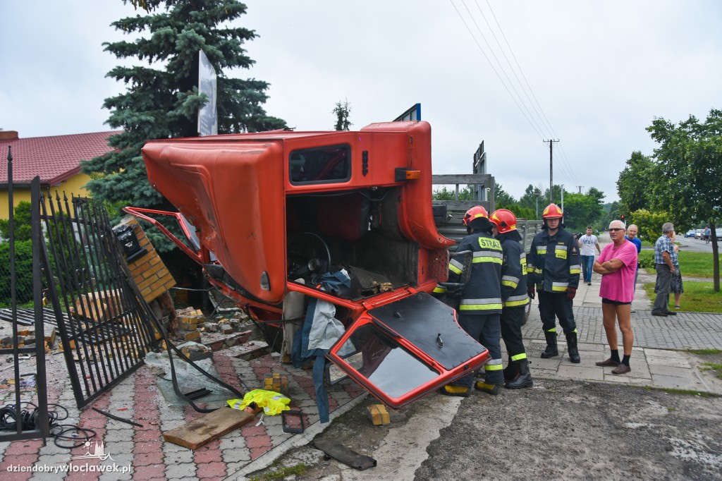 Auto ciężarowe wjechało w posesję