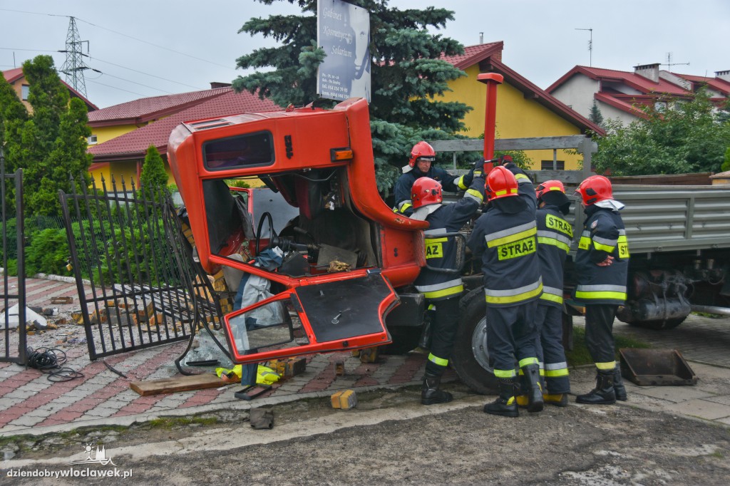 Auto ciężarowe wjechało w posesję