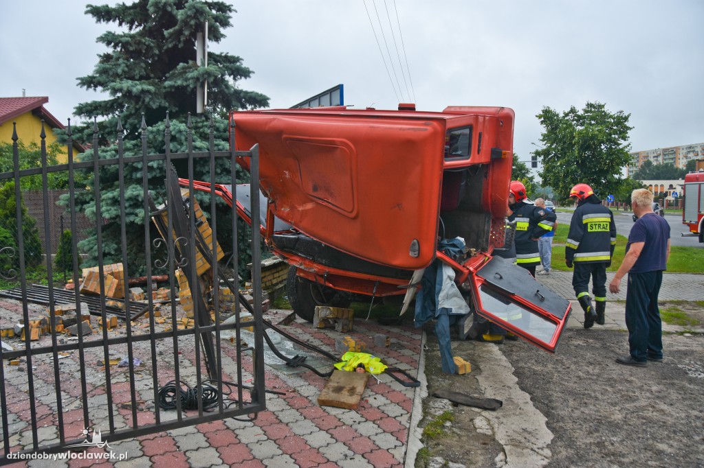 Auto ciężarowe wjechało w posesję