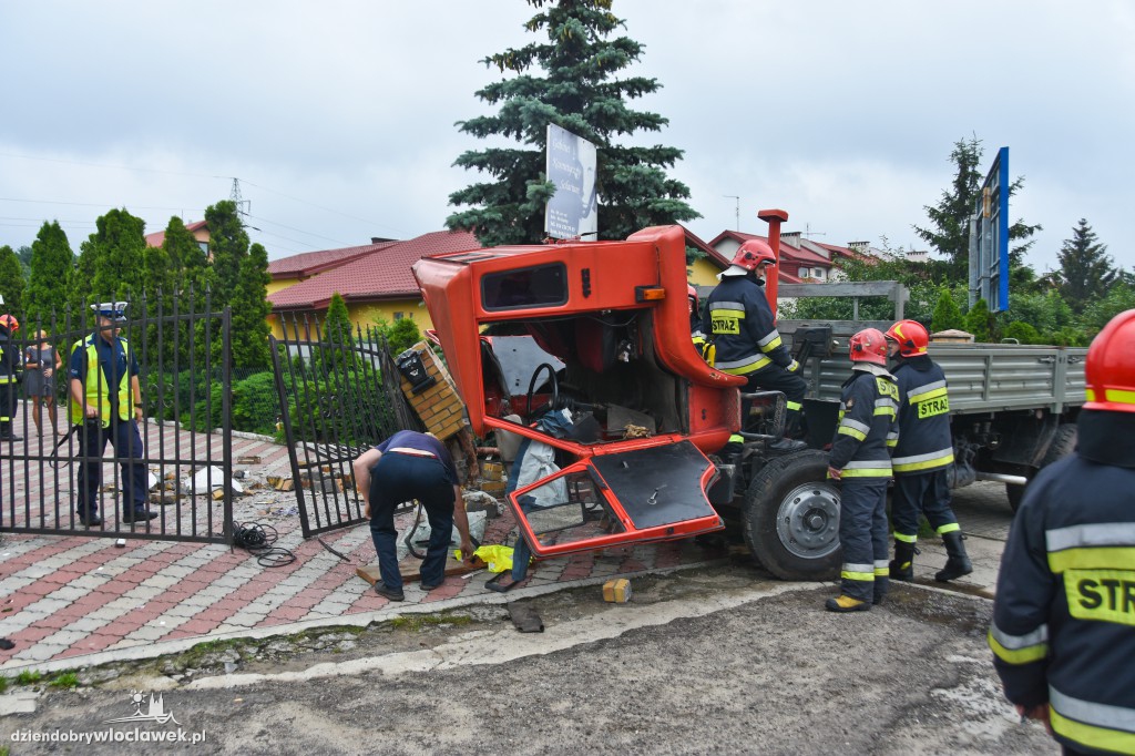 Auto ciężarowe wjechało w posesję