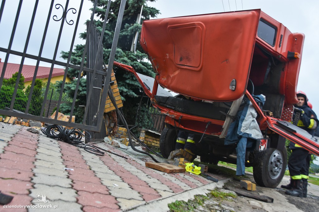 Auto ciężarowe wjechało w posesję