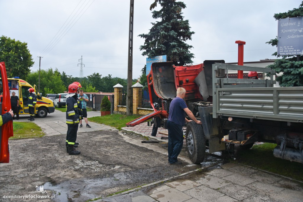 Auto ciężarowe wjechało w posesję