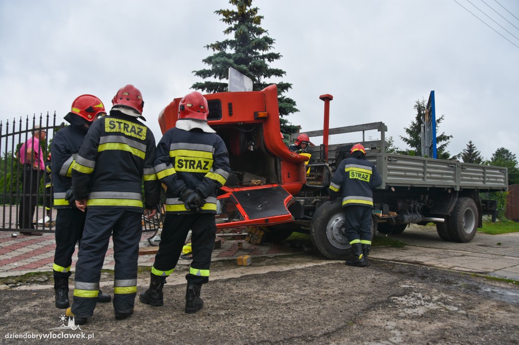 Auto ciężarowe wjechało w posesję