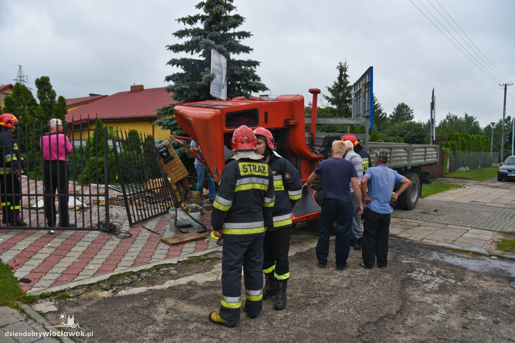 Auto ciężarowe wjechało w posesję