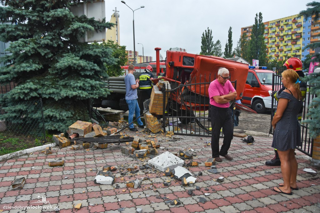 Auto ciężarowe wjechało w posesję