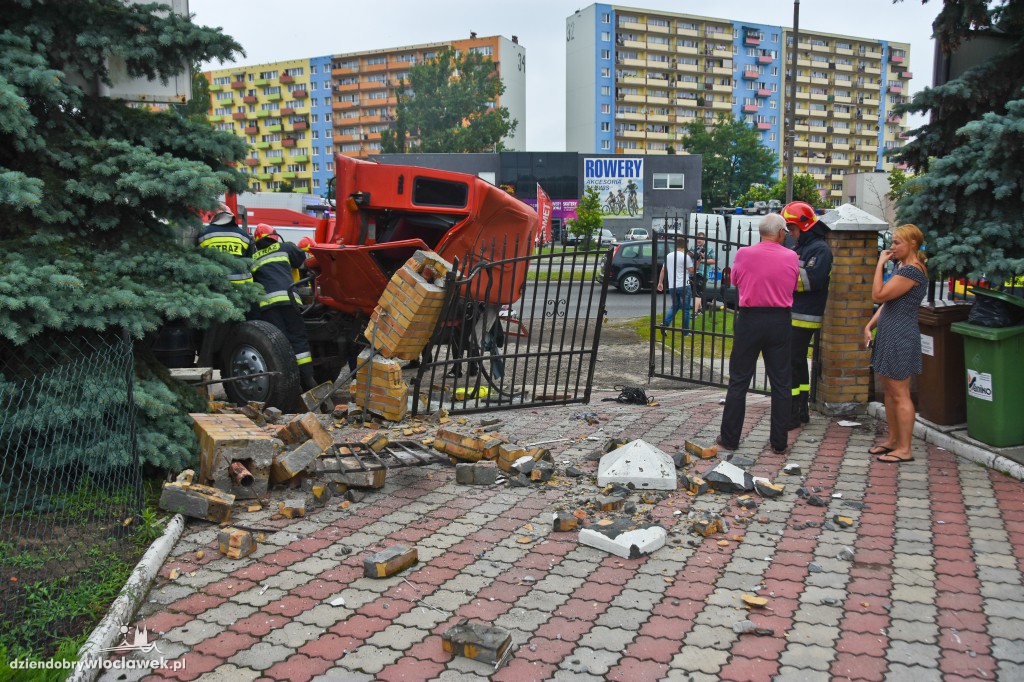 Auto ciężarowe wjechało w posesję