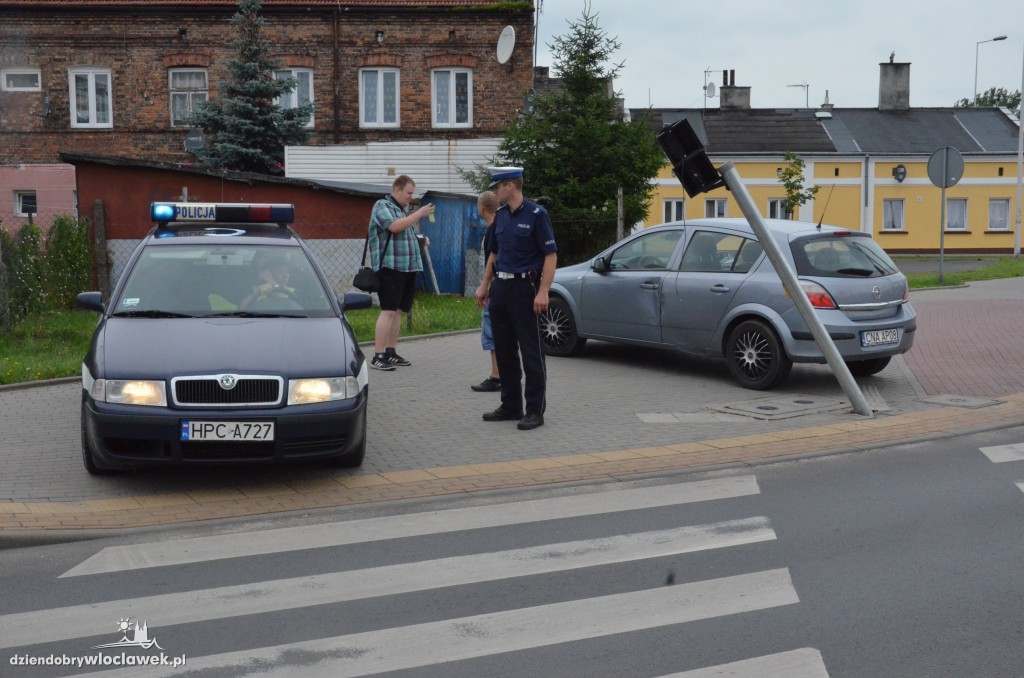 Opel uderzył w sygnalizator na ul. Okrzei