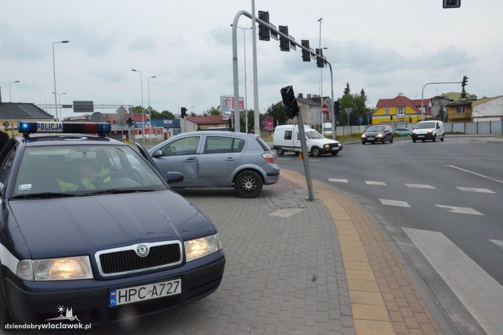 Opel uderzył w sygnalizator na ul. Okrzei