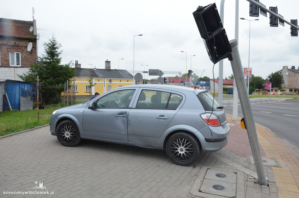 Opel uderzył w sygnalizator na ul. Okrzei