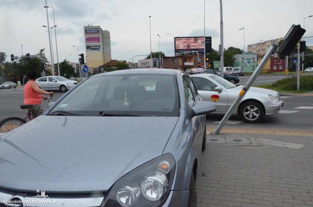 Opel uderzył w sygnalizator na ul. Okrzei