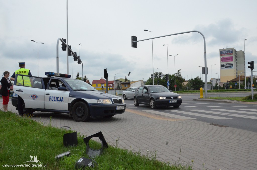 Opel uderzył w sygnalizator na ul. Okrzei